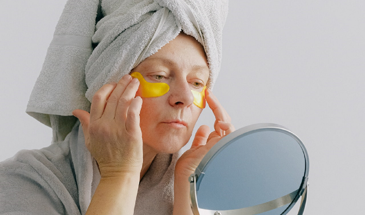 woman using eye mask to get rid of crows feet